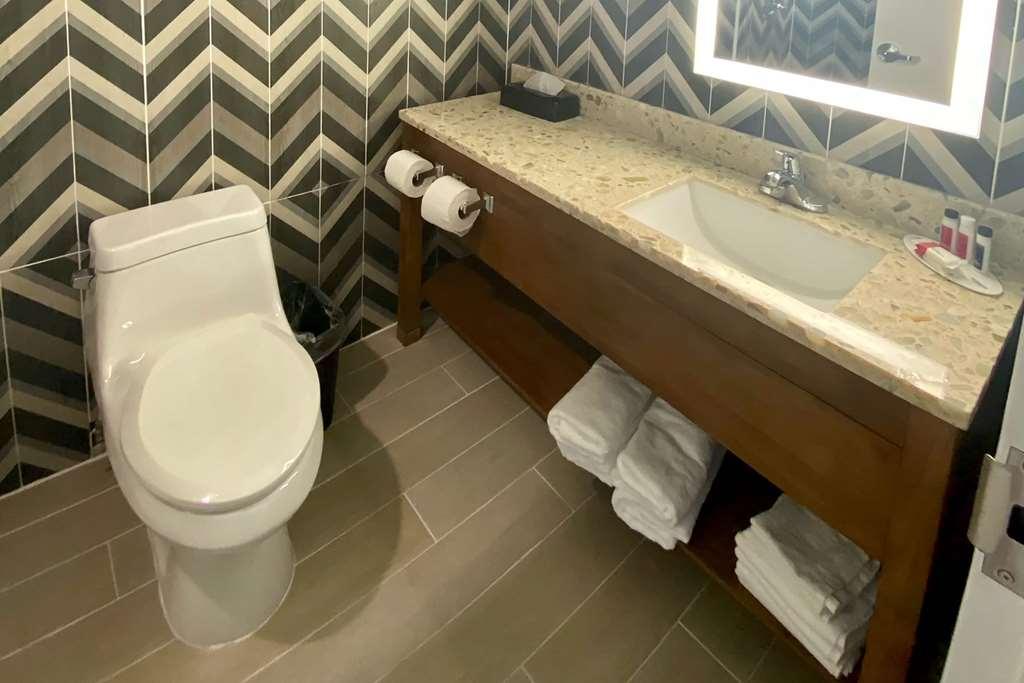 فندق Super 8 By Wyndham Brooklyn Williamsburg نيو يورك المظهر الخارجي الصورة